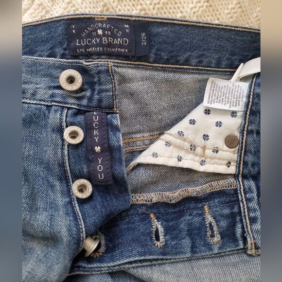 🦋 LUCKY BRAND 🦋 The Boyfriend Raw Hem Denim Shorts - [Size 32] - Picture 6 of 8